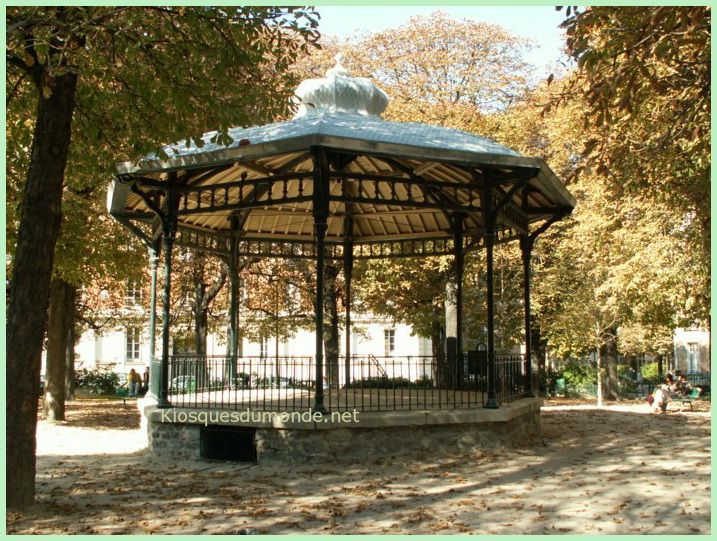 Paris square Necker kiosque