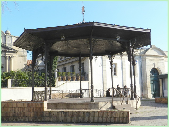 Arles kiosque 09